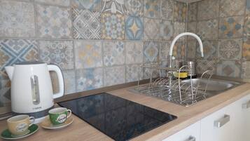 Refrigerador, horno, tetera/pava eléctrica, utensilios de cocina