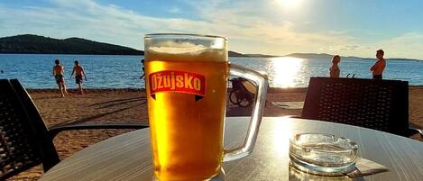 بالقرب من الشاطئ