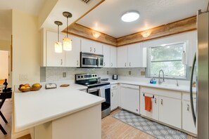 Réfrigérateur, micro-ondes, plaque de cuisson, lave-vaisselle