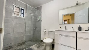 Haartrockner, Handtücher, Seife, Toilettenpapier