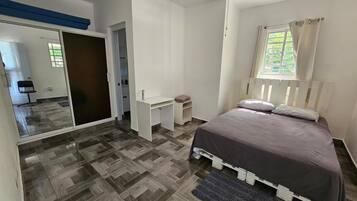 3 bedrooms, iron/ironing board, bed sheets