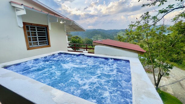 Outdoor spa tub - Villa Rodriguez Jarabacoa La Vega 3bedroom Hot Jacuzzi (Jarabacoa)