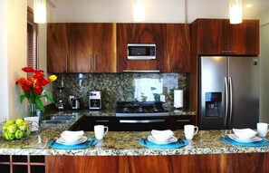Refrigerador, microondas, horno y parrilla de estufa 