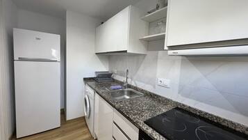 Køleskab, mikrobølgeovn, ovn, kaffe-/temaskine