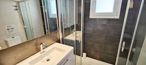 Een douche, handdoeken