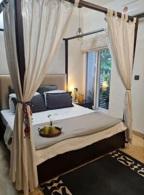 1 bedroom, desk