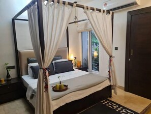 1 bedroom, desk