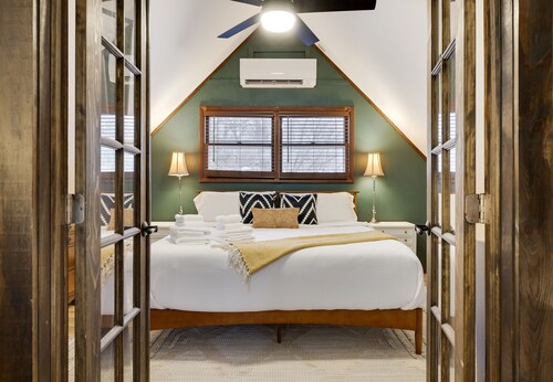 Lakefront Modern A frame cabin with private dock