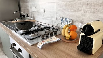 Ofen, Herdplatte, Wasserkocher mit Kaffee-/Teezubehör, Wasserkocher