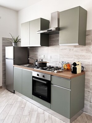 Four, plaque de cuisson, cafetière/bouilloire, bouilloire électrique