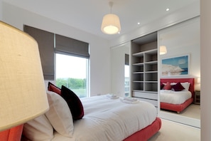2 bedrooms, desk, iron/ironing board, travel cot - Pass the Keys | Stunning and Spacious Modern Flat - Own Car Park (Cambridge)