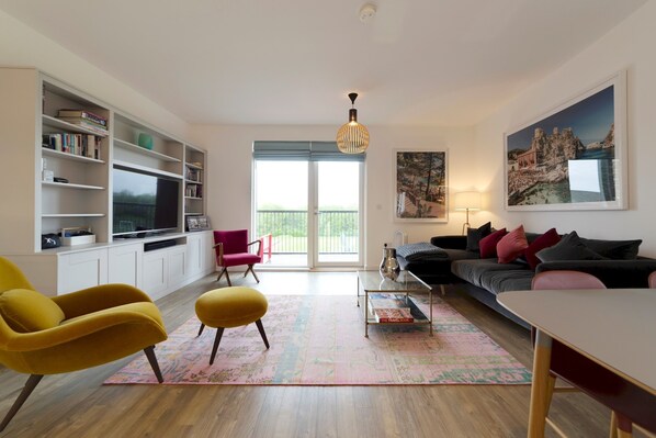 TV - Pass the Keys | Stunning and Spacious Modern Flat - Own Car Park (Cambridge)