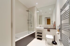 Shower, hair dryer, towels, soap - Pass the Keys | Stunning and Spacious Modern Flat - Own Car Park (Cambridge)