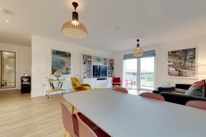 TV - Pass the Keys | Stunning and Spacious Modern Flat - Own Car Park (Cambridge)