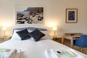 2 slaapkamers, een bureau, een strijkplank/strijkijzer, reisbedje