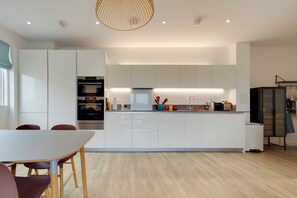 Fridge, microwave, oven, dishwasher - Pass the Keys | Stunning and Spacious Modern Flat - Own Car Park (Cambridge)