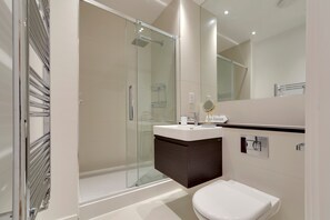 Douche, sèche-cheveux, serviettes fournies, savon