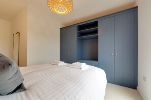 2 slaapkamers, een bureau, een strijkplank/strijkijzer, reisbedje
