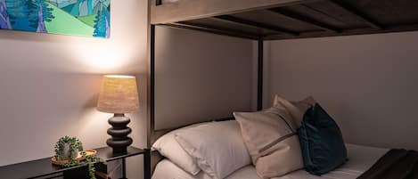 2 عدّة غرف نوم ومساحة عمل للكمبيوتر المحمول ومكواة/لوح كي