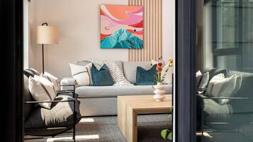 Leilighet | Oppholdsområde | En 40-tommers Flatskjerm-TV med digitale kanaler