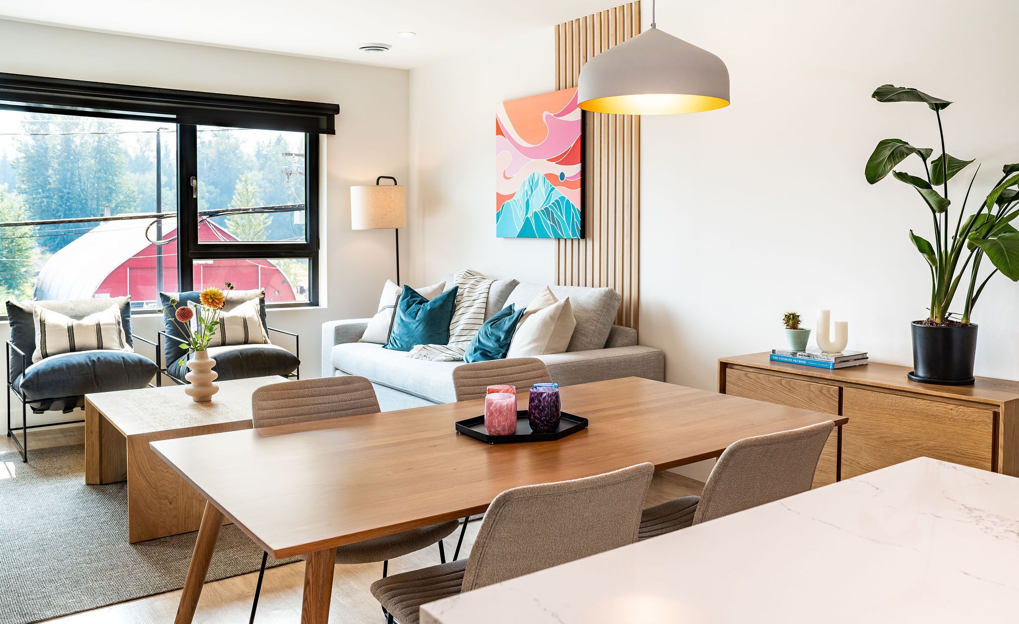 شقة | منطقة المعيشة | تلفزيون بشاشة مسطحة بحجم 40-بوصة يع رض قنوات تلفزيونية رقمية