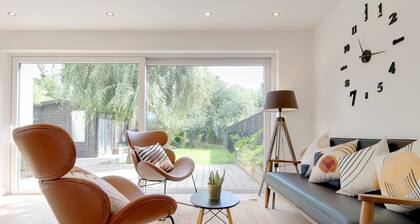 Pass the Keys | 49 Byron Square Modern and Spacious 3 Bed Home with Free Parking