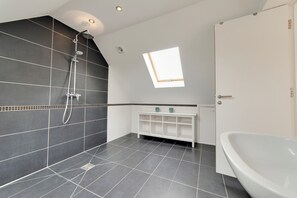 Douche, sèche-cheveux, serviettes fournies