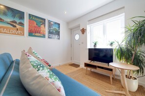 TV - Pass the Keys | Modern & Spacious 1 Bed Terrace with Free Parking (Cambridge)