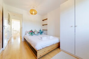 1 bedroom, desk, iron/ironing board, travel crib - Pass the Keys | Modern & Spacious 1 Bed Terrace with Free Parking (Cambridge)