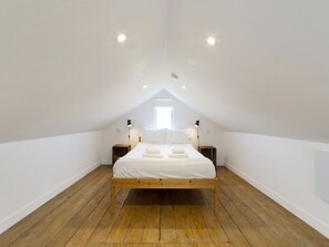 2 bedrooms, iron/ironing board, free WiFi, bed sheets - Pass the Keys | 19th Century Barn with Free Parking (Histon)
