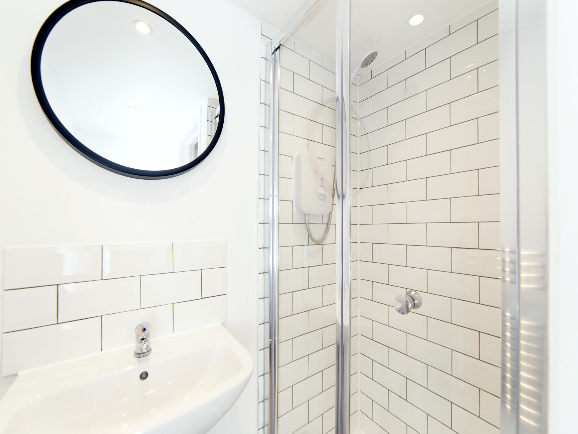 Douche, sèche-cheveux, serviettes fournies