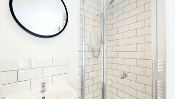 Douche, sèche-cheveux, serviettes fournies