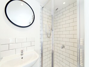Een douche, een haardroger, handdoeken
