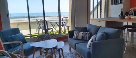 Smart TV, libri, impianto stereo