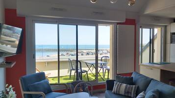 TV connectée, livres, chaîne hi-fi