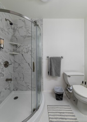 Sèche-cheveux, bidet, serviettes fournies, savon