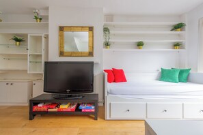 2 bedrooms, iron/ironing board, travel cot, WiFi