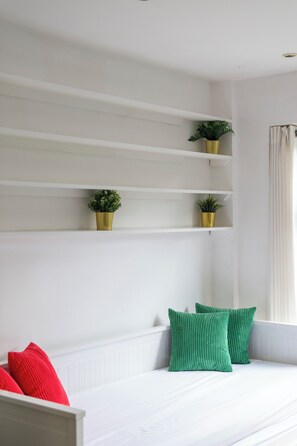 2 habitaciones, tabla de planchar con plancha, cuna de viaje y wifi 