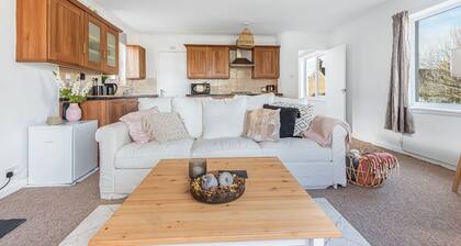 2 Bed in Historic Tonbridge - 35 Mins From London