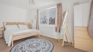 Apartment | 2 bedrooms, desk, Internet