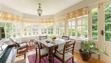 Rumah | 4 kamar tidur, meja kerja, dan internet