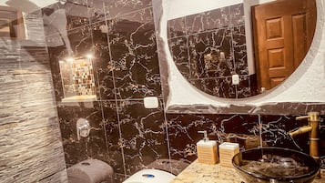 Jetted tub, hair dryer, bidet, towels