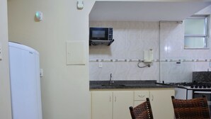 Fridge, microwave, oven, cookware/dishes/utensils - Apartamento 2 quartos (Cabo Frio)