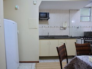 Kühlschrank, Mikrowelle, Ofen, Kochgeschirr/Geschirr/Besteck