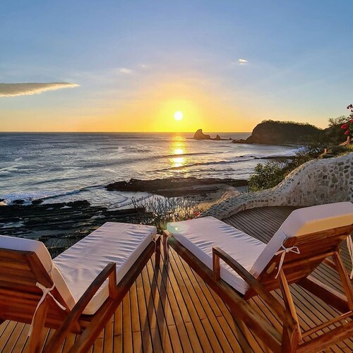 BEACHFRONT LUXURY - 180° BAY VIEWS -
INFINITY POOL - AND STUNNING OUTDOOR SPACES