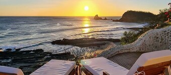 BEACHFRONT LUXURY - 180° BAY VIEWS -
INFINITY POOL - AND STUNNING OUTDOOR SPACES