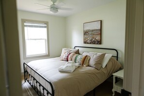 4 chambres, bureau, fer et planche à repasser, lit parapluie