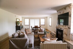 TV connectée, cheminée, livres, médiathèque