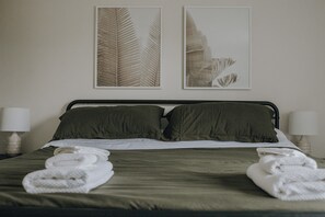 4 bedrooms, desk, iron/ironing board, travel cot - The Splash Pad- a secluded pool/hot tub oasis (Holland)