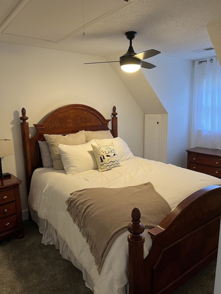 Beautiful lake front house on Lake Keowee 12 miles from Clemson